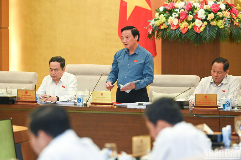 Phó Chủ tịch Quốc hội Nguyễn Khắc Định phát biểu ý kiến tại phiên họp. Phó Chủ tịch Quốc hội Nguyễn Khắc Định phát biểu ý kiến tại phiên họp.