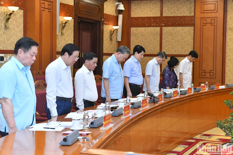 Các đồng chí lãnh đạo Đảng, Nhà nước và các thành viên Tiểu ban tưởng niệm Tổng Bí thư Nguyễn Phú Trọng.