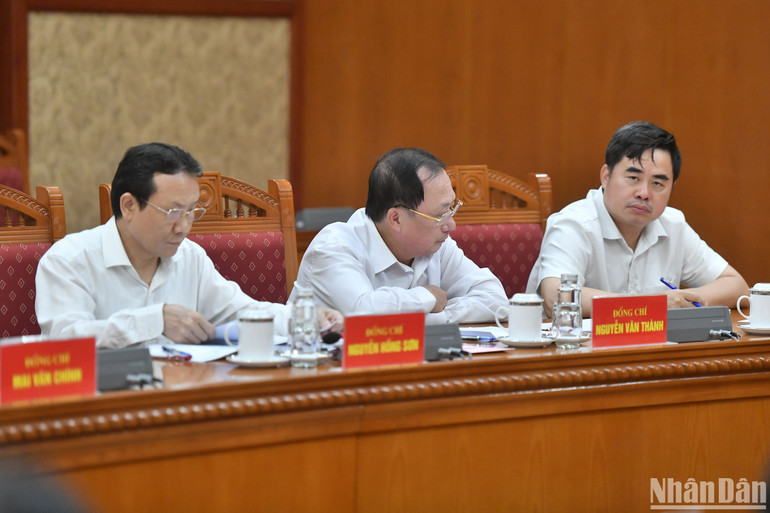 Các đại biểu tham dự cuộc họp.