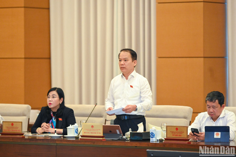 Chủ nhiệm Ủy ban Pháp luật Hoàng Thanh Tùng phát biểu ý kiến tại phiên họp. Chủ nhiệm Ủy ban Pháp luật Hoàng Thanh Tùng phát biểu ý kiến tại phiên họp.