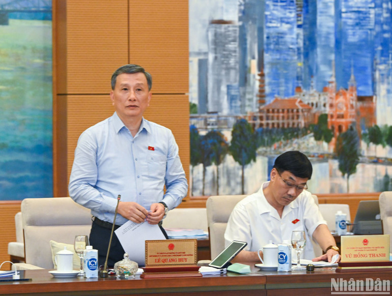 Chủ nhiệm Ủy ban Khoa học, Công nghệ và Môi trường Lê Quang Huy trình bày tóm tắt báo cáo. Chủ nhiệm Ủy ban Khoa học, Công nghệ và Môi trường Lê Quang Huy trình bày tóm tắt báo cáo.