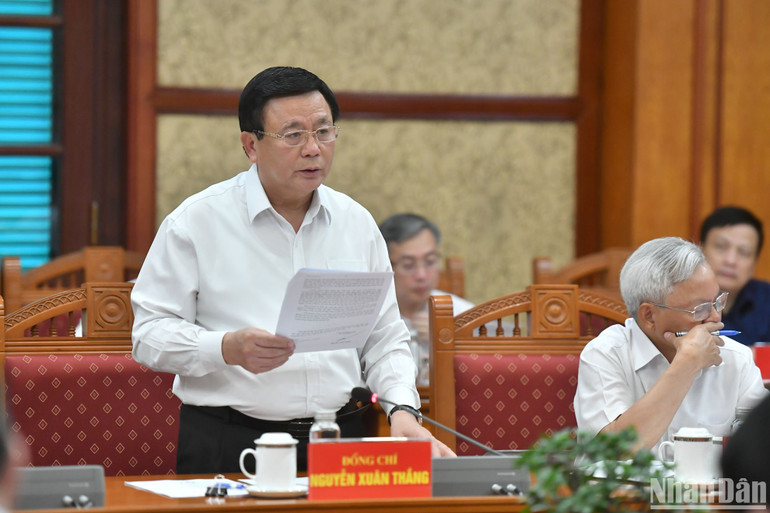 Đồng chí Nguyễn Xuân Thắng, Ủy viên Bộ Chính trị, Giám đốc Học viện Chính trị Quốc gia Hồ Chí Minh, Chủ tịch Hội đồng Lý luận Trung ương, Thường trực Tiểu ban, Tổ trưởng Tổ Biên tập Văn kiện trình bày báo cáo tại cuộc họp.