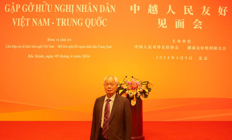 Ông Hoàng Quần, nguyên Cục trưởng Cục II Ban Liên lạc đối ngoại Trung ương Đảng Cộng sản Trung Quốc, Cố vấn Hội doanh nghiệp Việt Nam tại Trung Quốc. Ông Hoàng Quần, nguyên Cục trưởng Cục II Ban Liên lạc đối ngoại Trung ương Đảng Cộng sản Trung Quốc, Cố vấn Hội doanh nghiệp Việt Nam tại Trung Quốc.