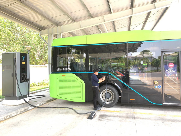 Hệ thống trạm sạc điện cho xe buýt điện của Vinbus tại Thành phố Hồ Chí Minh.