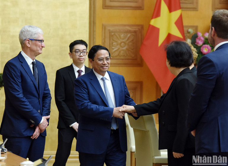 Thủ tướng Phạm Minh Chính với các thành viên đi cùng Giám đốc điều hành Tập đoàn Apple Tim Cook.