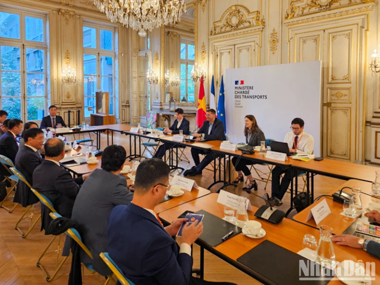 Bộ trưởng Đặc trách về Giao thông của Pháp Patrice Vergriete trao đổi cùng đoàn công tác về những tiềm năng hợp tác trong lĩnh vực giao thông vận tải với Việt Nam. (Ảnh: MINH DUY)