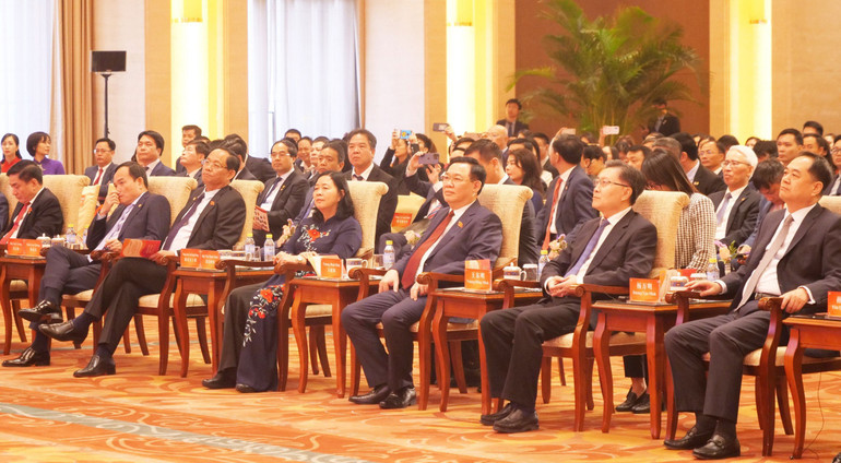 Chủ tịch Quốc hội Vương Đình Huệ dự Gặp gỡ Hữu nghị nhân dân Việt Nam-Trung Quốc. Chủ tịch Quốc hội Vương Đình Huệ dự Gặp gỡ Hữu nghị nhân dân Việt Nam-Trung Quốc.