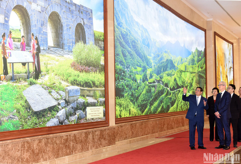 Thủ tướng Phạm Minh Chính giới thiệu với Giám đốc điều hành Tập đoàn Apple Tim Cook về hình ảnh đất nước, con người Việt Nam.