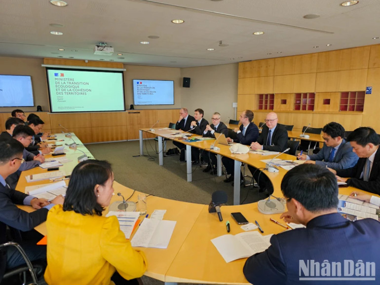 Đoàn công tác do Bộ trưởng Nguyễn Văn Thắng dẫn đầu làm việc cùng Tổng cục Cơ sở hạ tầng, vận tải và giao thông Pháp (DGITM). (Ảnh: MINH DUY)