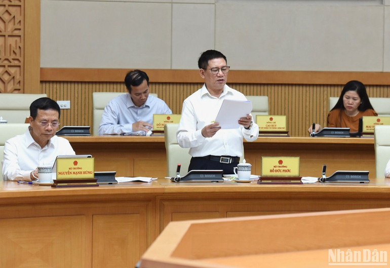 Bộ trưởng Tài Chính Hồ Đức Phớc phát biểu.