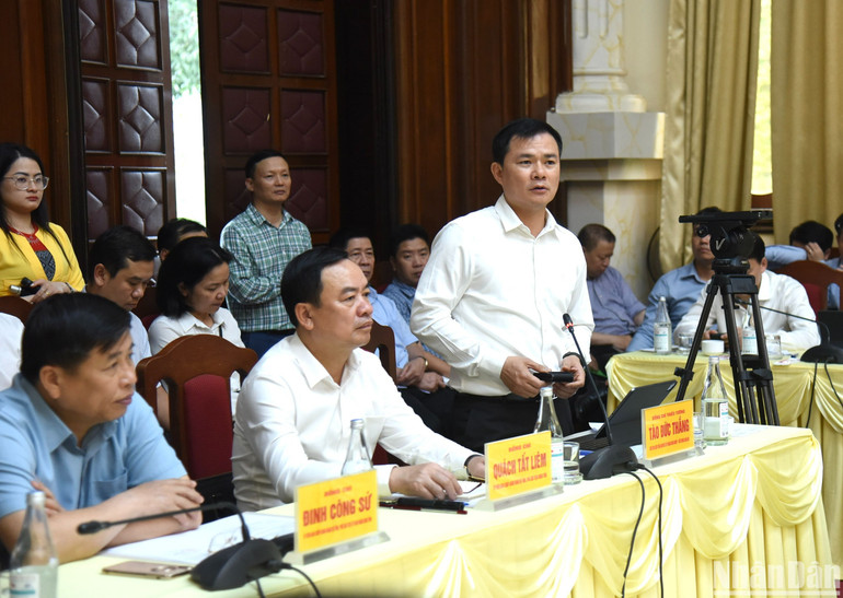 Chủ tịch - Tổng giám đốc Tập đoàn Viettel Tào Đức Thắng phát biểu tại buổi làm việc.