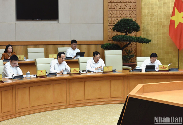 Phó Thủ tướng và đại diện lãnh đạo các bộ, ban, ngành tham dự phiên họp.