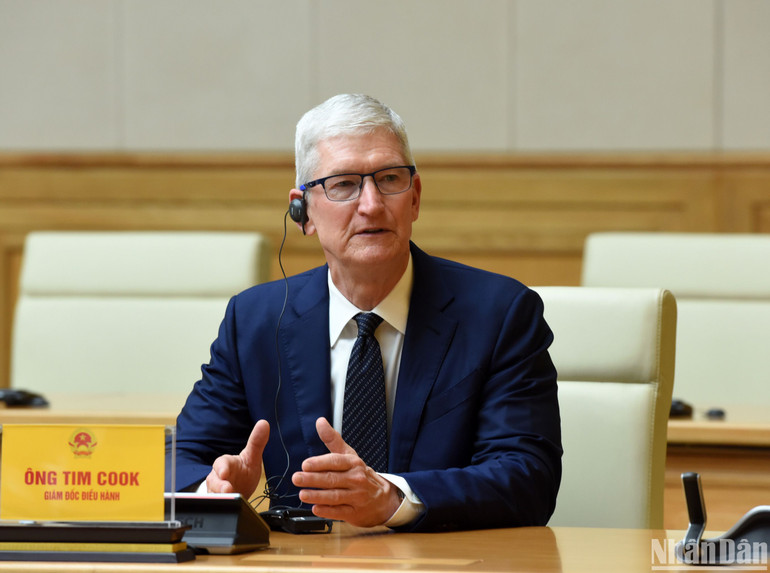 Giám đốc điều hành Tập đoàn Apple Tim Cook phát biểu tại buổi tiếp.