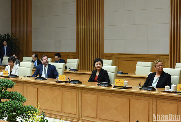 Các thành viên đi cùng Giám đốc điều hành Tập đoàn Apple Tim Cook tham dự buổi tiếp.