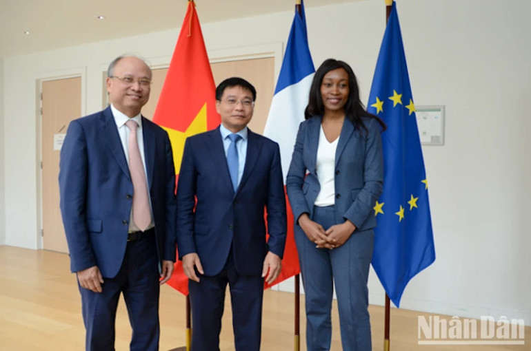 Bộ trưởng Giao thông vận tải Nguyễn Văn Thắng và Đại sứ Việt Nam tại Pháp Đinh Toàn Thắng trong buổi làm việc cùng Ủy viên hội đồng vùng thủ đô Ile-de-France, bà Mesadieu Anne-Louise. (Ảnh: MINH DUY)