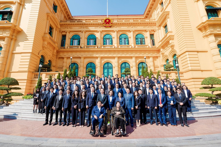 Đoàn chụp ảnh lưu niệm tại Phủ Chủ tịch. Đoàn chụp ảnh lưu niệm tại Phủ Chủ tịch.