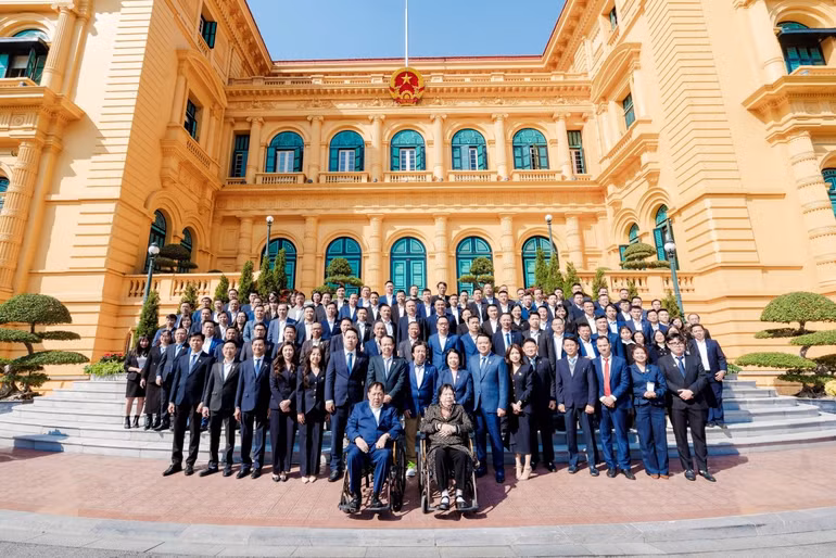 Đoàn chụp ảnh lưu niệm tại Phủ Chủ tịch. Đoàn chụp ảnh lưu niệm tại Phủ Chủ tịch.