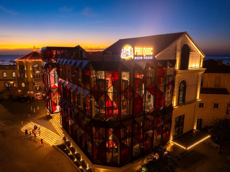 Phu Quoc Brew House rực rỡ trong ánh hoàng hôn.