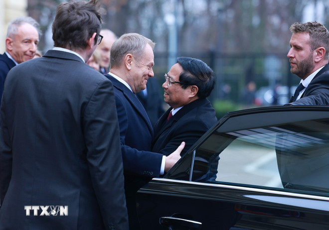 Thủ tướng Cộng hòa Ba Lan Donald Tusk đón Thủ tướng Phạm Minh Chính. (Ảnh: Dương Giang/TTXVN)