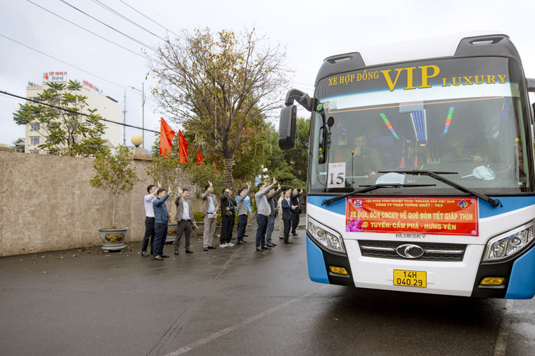 Lãnh đạo Công ty Than Thống Nhất đưa tiễn công nhân về quê ăn Tết.