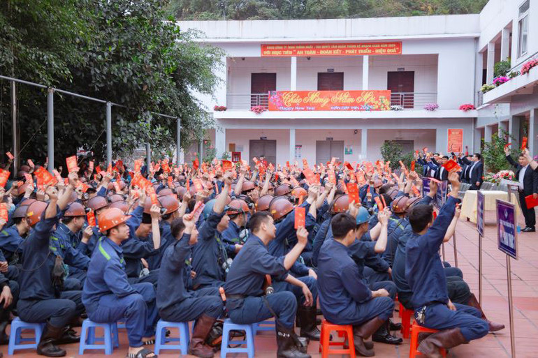 Công nhân Công ty than Thống Nhất phát động ra quân sản xuất đầu năm.