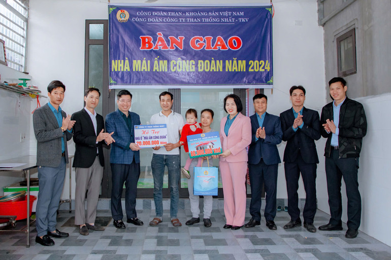 Trao nhà Mái ấm công đoàn ở Công ty Than Thống Nhất.