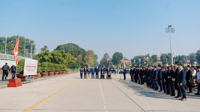 Đoàn làm lễ chào cờ. Đoàn làm lễ chào cờ.