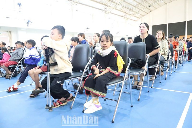 Các em học sinh dự buổi lễ trao học bổng Đọt Chuối Non lần thứ 17. Các em học sinh dự buổi lễ trao học bổng Đọt Chuối Non lần thứ 17.