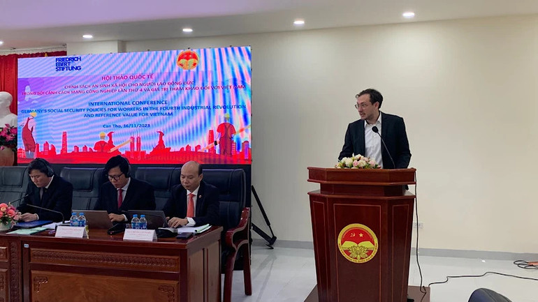 Đại biểu quốc tế tham luận tại hội thảo.