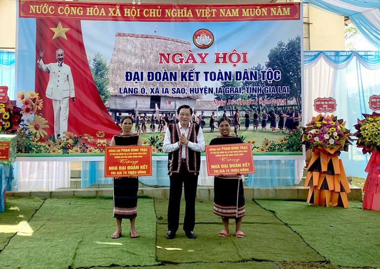 Đồng chí Phan Đình Trạc trao tặng 2 nhà đại đoàn kết cho 2 hộ nghèo đang sinh sống trên địa bàn làng Ó.