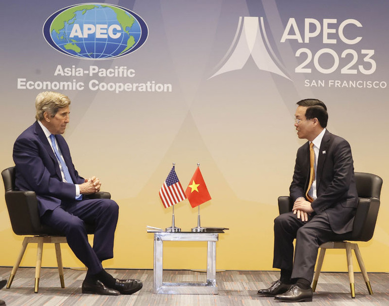 Chủ tịch nước Võ Văn Thưởng tiếp Đặc phái viên của Tổng thống Hoa Kỳ về khí hậu John Kerry. (Ảnh: TTXVN)