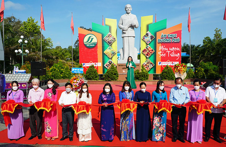 Nhiều hoạt động văn hóa, thể thao tại Sóc Trăng thu hút du khách, nhất là dịch vụ ẩm thực có sự giao thoa văn hóa ba dân tộc.