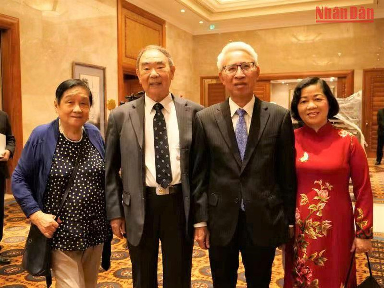 Giáo sư Cốc Nguyên Dương (thứ 2 từ trái sang) và Đại sứ Phạm Sao Mai. (Ảnh: VI SA)