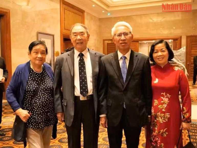 Giáo sư Cốc Nguyên Dương (thứ 2 từ trái sang) và Đại sứ Phạm Sao Mai. (Ảnh: VI SA)