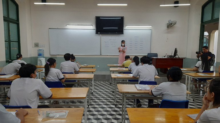 Giáo viên coi thi nhắc lại quy chế thi cho các thí sinh trước khi thi môn Ngữ văn.