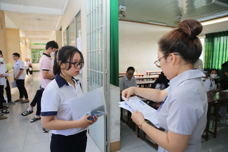 Thí sinh làm thủ tục vào phòng thi.