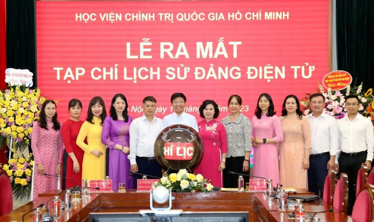 Cán bộ Tạp chí Lịch sử Đảng chụp ảnh lưu niệm với đại biểu. Cán bộ Tạp chí Lịch sử Đảng chụp ảnh lưu niệm với đại biểu.