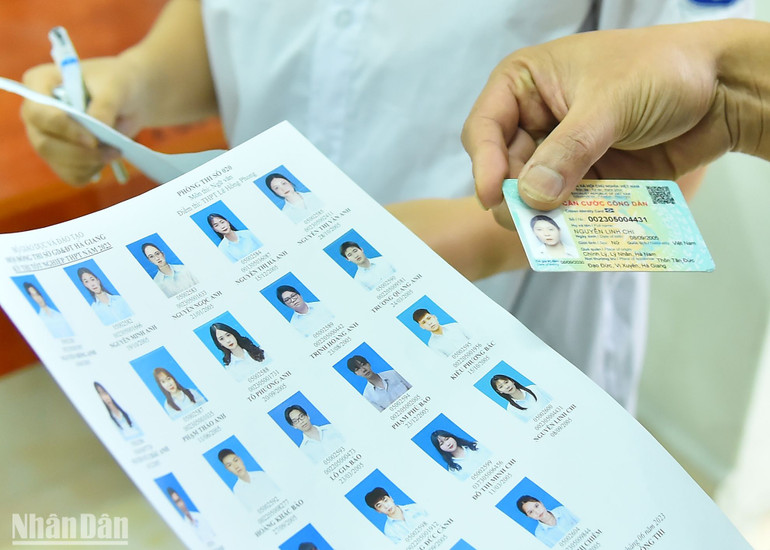 Công tác kiểm tra diễn ra cẩn thận nhưng nhanh chóng nhằm bảo đảm tâm lý thoải mái cho các em học sinh trước khi bắt đầu bài thi môn Ngữ Văn.