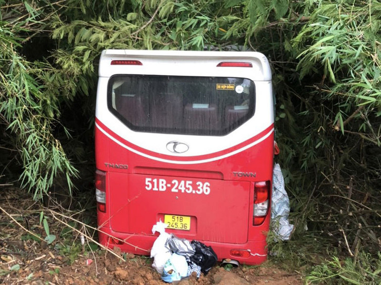 Hiện trường xe khách lao xuống vực đèo Đại Ninh. (Ảnh CTV)