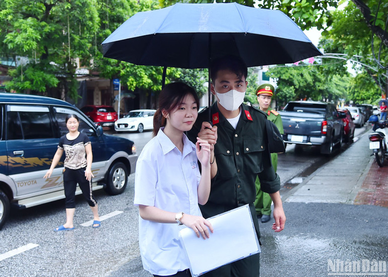 Do điều kiện thời tiết, mọi công tác chuẩn bị nhằm hỗ trợ thí sinh tại điểm trường được các lực lượng thanh niên tình nguyện, công an lên kế hoạch chi tiết, cẩn thận nhằm không gây khó khăn cho thí sinh và người nhà nhưng vẫn bảo đảm an toàn, không gây mất trật tự cho địa điểm thi.