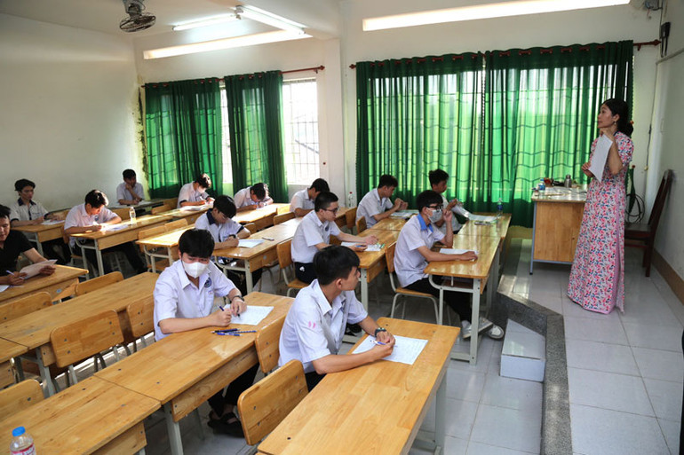 Giám thị hướng dẫn ghi thông tin cá nhân lên phách theo quy định.