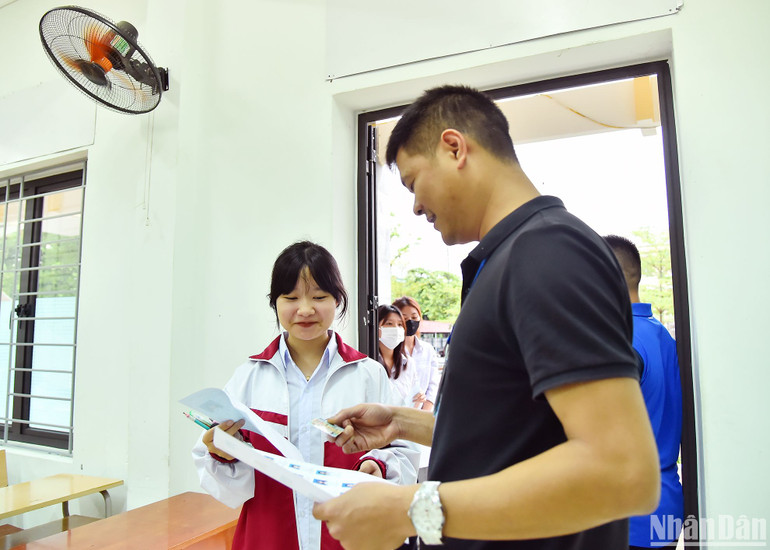 Nhiều thí sinh thể hiện sự tự tin trước khi bước vào môn thi đầu tiên tại Kỳ thi tốt nghiệp THPT năm 2023.