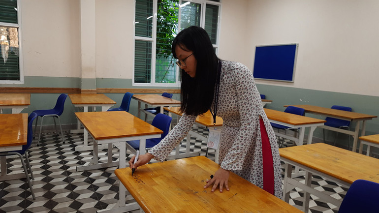 Giáo viên coi thi tại điểm thi Trường trung học phổ thông Lê Quý Đôn, quận 3, Thành phố Hồ Chí Minh ghi số báo danh.