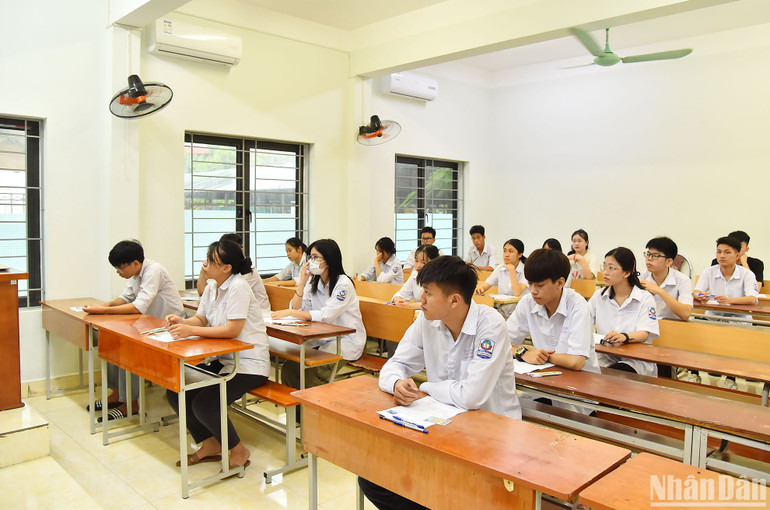 Hôm nay (28/6), buổi sáng, vào lúc 7 giờ 35 phút, thí sinh sẽ chính thức bắt đầu kỳ thi năm nay với môn đầu tiên là Ngữ Văn trong 120 phút theo hình thức tự luận. Buổi chiều, lúc 14 giờ 30 phút, các thí sinh sẽ thi môn Toán trong thời gian 90 phút theo hình thức trắc nghiệm.