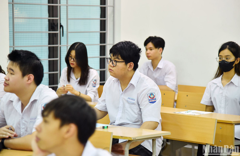 Năm nay, thí sinh dự thi tiếp tục thực hiện 3 môn thi bắt buộc là Toán, Ngữ văn, Ngoại ngữ và tự chọn bài thi tổ hợp.