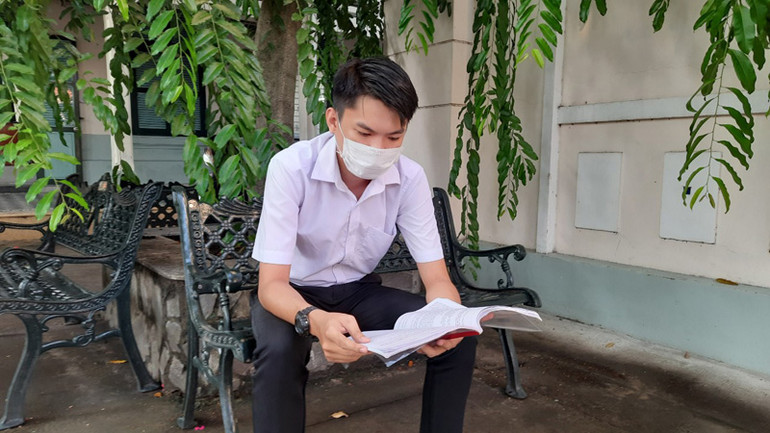 Thí sinh tranh thủ ôn lại bài trước khi thi môn Ngữ văn, môn thi đầu tiên của Kỳ thi tốt nghiệp trung học phổ thông năm 2023.