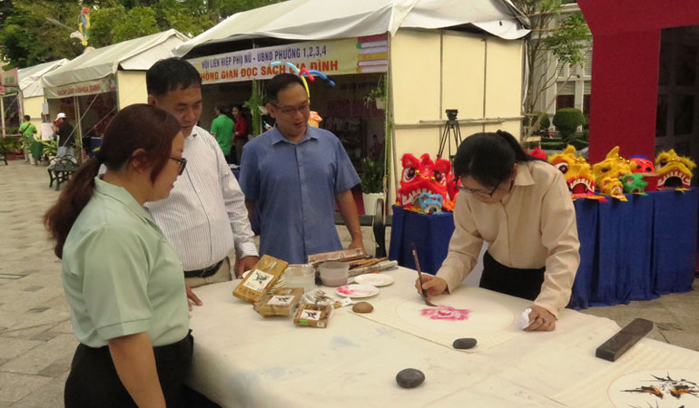 Vẽ tranh thủy mặc và thư pháp tại buổi khai mạc Tuần lễ văn hóa quận 5 năm 2023.