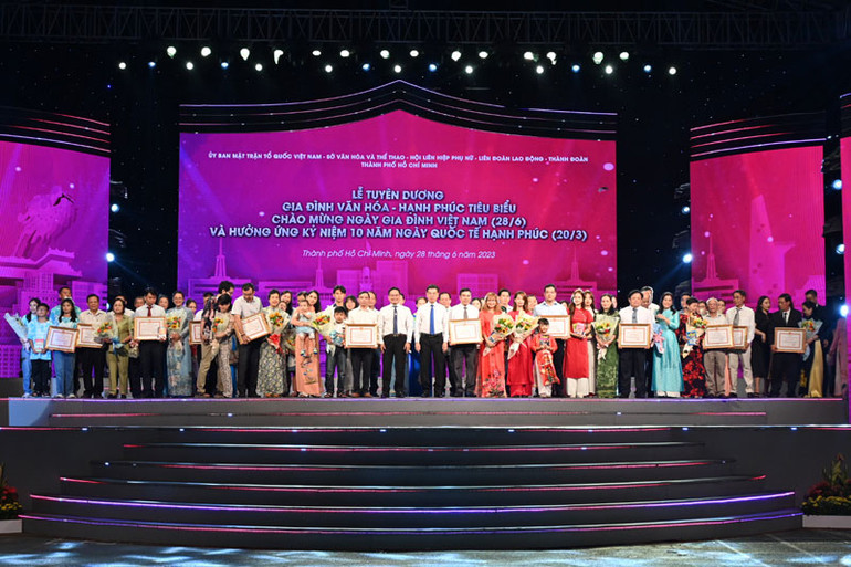 Tuyên dương các gia đình văn hóa tiêu biểu. (Ảnh: QUỐC THANH)