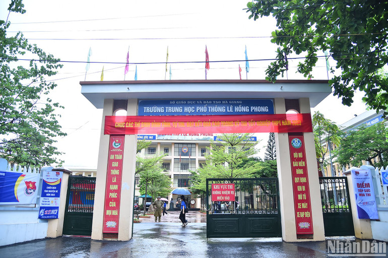 Tại điểm thi Trường THPT Lê Hồng Phong (thành phố Hà Giang, tỉnh Hà Giang), dù thời tiết có mưa to trong buổi sáng 28/6 nhưng mọi công tác chuẩn bị tại điểm thi này đã được hoàn thành trước đó.