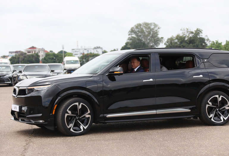 Chủ tịch nước Tô Lâm lái xe ô-tô Vinfast VF9 chở Tổng Bí thư, Chủ tịch nước Lào Thongloun Sisoulith.